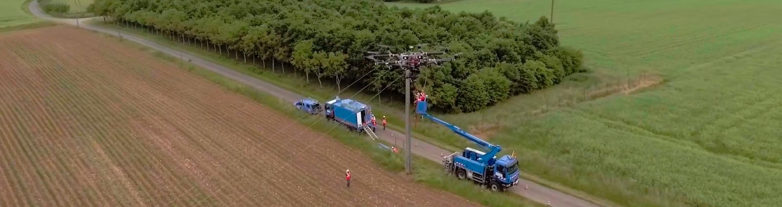 Réalisation d'images aeriennes lors d'un tournage en drone pour enedis